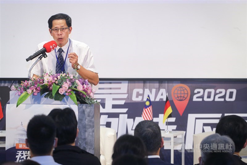 中央通訊社10日在國立台灣博物館南門園區舉行第3屆「我是海外特派員」分享會，中央社董事長劉克襄致詞表示，當世界當機時，在台灣可以「報復性」旅遊，還能上課且舉辦營隊，並期許研習營的同學，「當世界重新開機時，你們也準備好跟世界打招呼。」中央社記者裴禛攝　109年9月10日