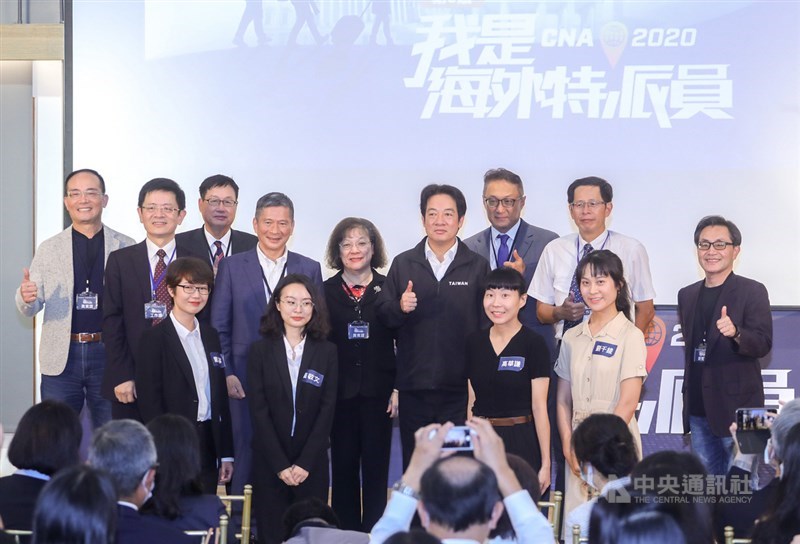 中央社10日舉行第3屆「我是海外特派員」分享會，邀請副總統賴清德（後右4）與獲選小特派劉千綾（前右起）、高華謙、羅敬文、曾以寧對談，會後並與中華電信副總經理張世忠（後右起）、中央社董事長劉克襄、中信金控行政長高人傑、昇恆昌副董事長吳秀光（後左起）、中央社社長張瑞昌、兆豐文教基金會副董事長蔡永義、文化部長李永得、第一銀行總經理鄭美玲合影。中央社記者裴禛攝 109年9月10日