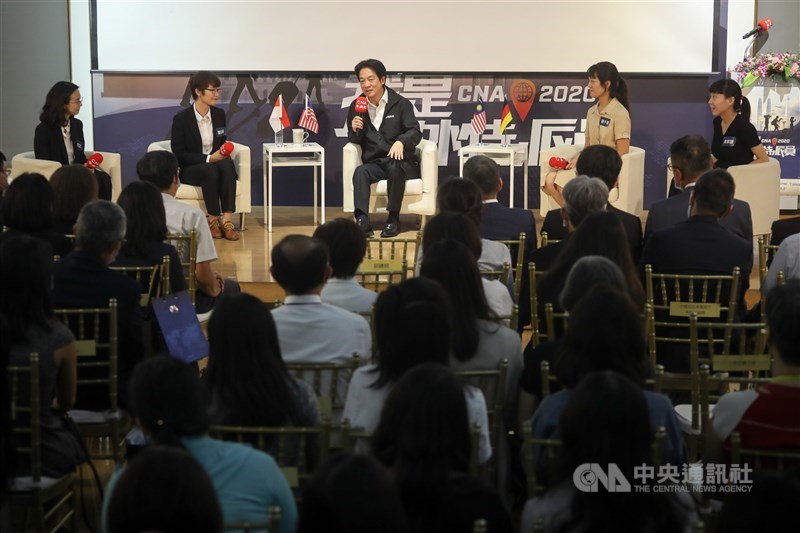 中央通訊社10日在國立台灣博物館南門園區舉行第3屆「我是海外特派員」分享會，邀請副總統賴清德（後中）出席，與4名獲選的小特派進行對談。中央社記者裴禛攝 109年9月10日