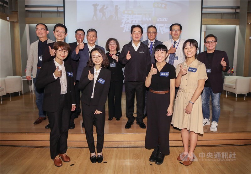 中央社第3屆我是海外特派員分享會10日在台北舉行，會後中華電信副總經理張世忠（後右起）、中央社董事長劉克襄、中信金控行政長高人傑、副總統賴清德、第一銀行總經理鄭美玲、文化部長李永得、兆豐文教基金會副董事長蔡永義、中央社社長張瑞昌與昇恆昌副董事長吳秀光等與會來賓，和4名獲選小特派劉千綾（前右起）、高華謙、羅敬文、曾以寧合影留念。中央社記者張新偉攝 109年9月10日