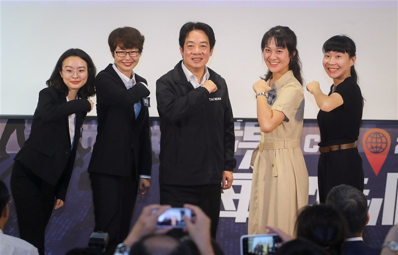 中央社第3屆「我是海外特派員」分享會10日登場，副總統賴清德（中）出席與4名獲選的海外實習小特派劉千綾（右2）、 曾以寧（左2）、羅敬文（左）及高華謙（右）對談，並合影留念。中央社記者裴禛攝　109年9月10日