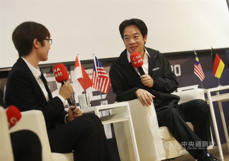 中央社第3屆我是海外特派員分享會10日在台北舉行，副總統賴清德（右）與本屆獲選小特派、台灣大學新聞研究所曾以寧（左）等人座談，小特派們輪流向賴清德提問。中央社記者張新偉攝　109年9月10日