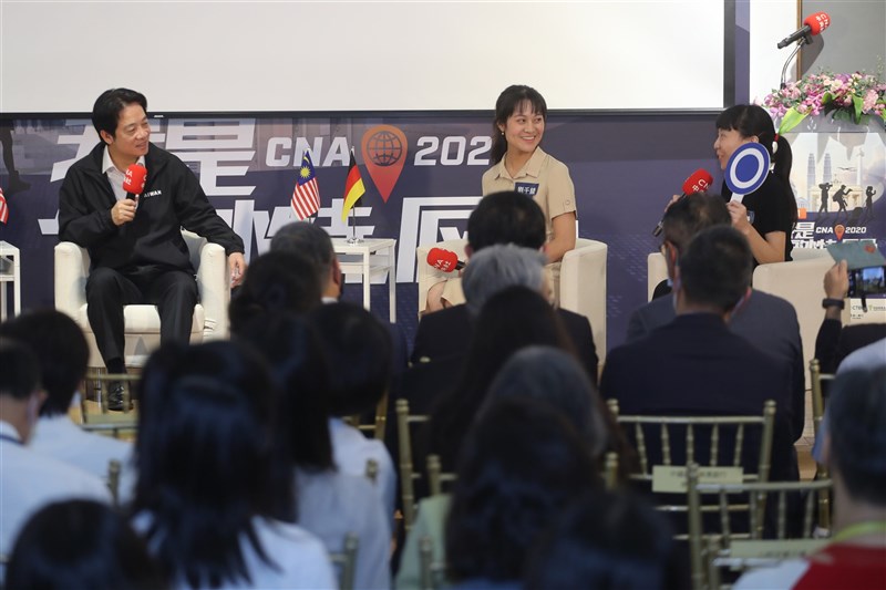 中央社第3屆「我是海外特派員」活動重頭戲，分享會10日在台北登場，副總統賴清德（後左）應邀出席，和本屆獲選的海外實習小特派高華謙（後右）、劉千綾（後右2）等4人對談。中央社記者裴禛攝　109年9月10日