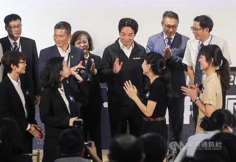 中央社10日在國立台灣博物館南門園區舉行第3屆「我是海外特派員」分享會，邀請副總統賴清德（後右3）出席，與4名獲選小特派對談，並勉勵學子要守護台灣民主自由。後左2為文化部長李永得、後右為中央社董事長劉克襄。中央社記者裴禛攝　109年9月10日