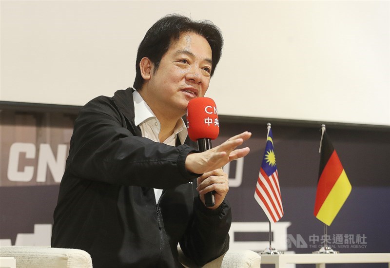 中央社第3屆「我是海外特派員」10日在台北舉行分享會，副總統賴清德會中化身網紅直播主訪問獲選小特派，並大力推薦台南溫體牛肉湯。中央社記者張新偉攝　109年9月10日