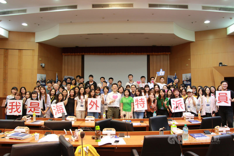 第3屆中央社「我是海外特派員」首場培訓營18日在台中登場，盼讓更多青年朋友能認識國際新聞、提升自我媒體素養，並在人生旅程持續朝夢想前進，現場近80名學子齊聚一堂。中央社記者蘇木春攝　109年8月18日