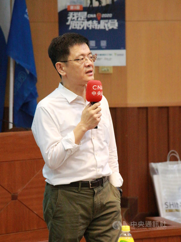 第3屆中央社「我是海外特派員」18日在台中舉辦首場培訓營，中央社社長張瑞昌出席指出，年輕人投入新聞工作，就是要有熱情與好奇，以及相當的理想性。中央社記者蘇木春攝 109年8月18日