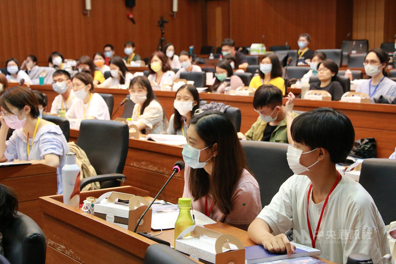 第3屆中央社「我是海外特派員」首場培訓營18日在台中登場，中央社社長張瑞昌開場與學員互動對話，詢問參加動機，多名學員輪番分享對中央社的認識。中央社記者蘇木春攝　109年8月18日